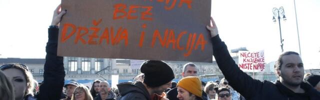 Riječka policija podnela prekršajnu prijavu protiv muškarca koji je na antifašističkom skupu nosio zastavu sa petokrakom i jugoslovenskom trobojkom