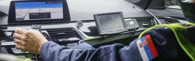 JEDAN DIVLJAO 200 NA SAT, DRUGI BAHATO VOZIO BEZ DOZVOLE! Pune ruke posla saobraćajne policije kod Inđije: Podneta krivična prijava zbog nasilničke vožnje!