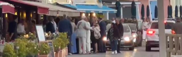 OTAC GRLI MELINU PRED SUTRAŠNJU SVADBU! Ćerka mu se udaje za 23 godine starijeg milionera, a on došao da im poželi sreću: Sve vreme u rukama drži OVO (VIDEO)