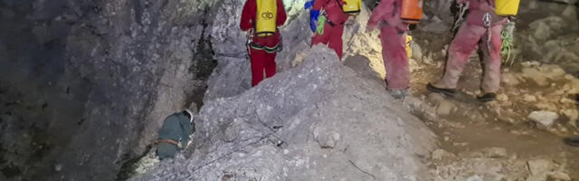 NEVIĐENO ČUDO! Posle sedam dana u poplavljenoj pećini PRONAĐENI ŽIVI, spasioci tragaju za još dvoje! (VIDEO)