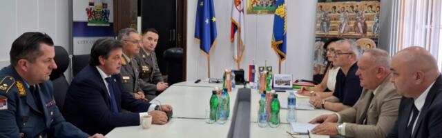 Министар Гашић  са градоначелником Лесковца о сарадњи са локалним властима