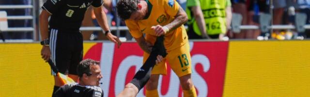 Nesvakidašnja scena na meču SAD - Australija: Sudija se žalio na povredu, dama već bila spremna da ga zameni (FOTO)