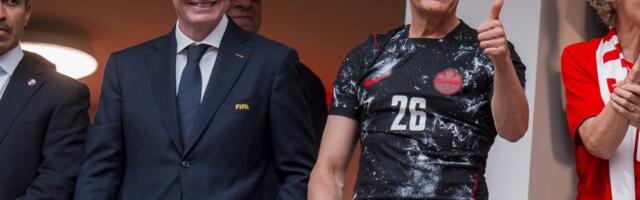 (VIDEO) Premijer Kanade Karni i Predsednik FIFA Infantino se potpisali na zastavu Rusije