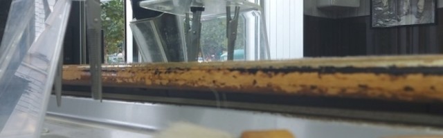 Sedi Mujo kod brice na stolici i merka zgodnu manikirku, a kada je skupio hrabrost i pozvao je na večeru...