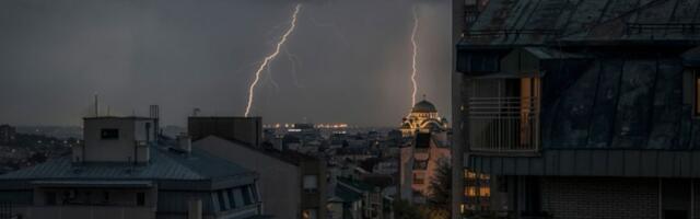 Sprema se potop u BG: Munje paraju nebo, stižu pljuskovi