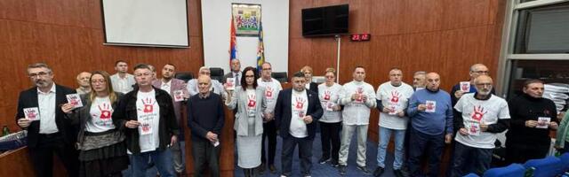 Opozicija i Živojin Stefanović na sednici Skupštine Leskovca odali poštu nastradalima u Novom Sadu
