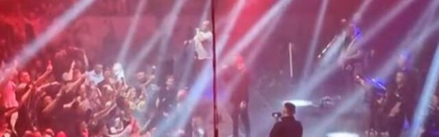 "ZNAM JA ŠTA VAS UBIJA - KOSOVO JE SRBIJA" Pogledajte kako je protekao koncert Baje Malog Knindže u Kragujevcu (VIDEO)