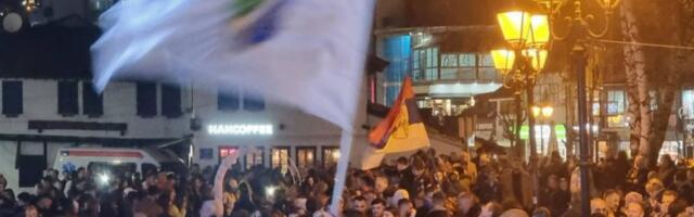 VIJORE SE ZASTAVE SANDžAKA NA DOČEKU STUDENATA BLOKADERA: Ukupno 975 ljudi na trgu u Novom Pazaru (FOTO)