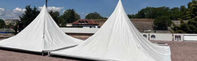Šatori, kuvanje i politika: Kako izgleda centar Niša pred SNS skup