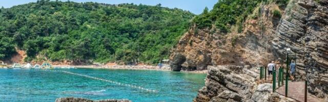 Za ovu plažu kažu da je najlepša u CG: Pogledajte cene ležaljki