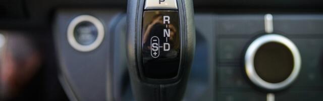 Da li treba povući ručnu kočnicu pre gašenja automobila sa automatskim menjačem?