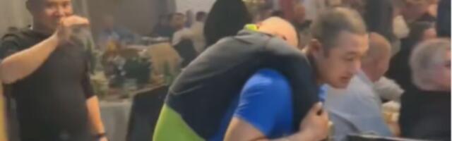 Srpska rakija ga pokosila! Kineza na leđima iznose sa slavlja, ne zna za sebe: Snimak će vas nasmejati do suza