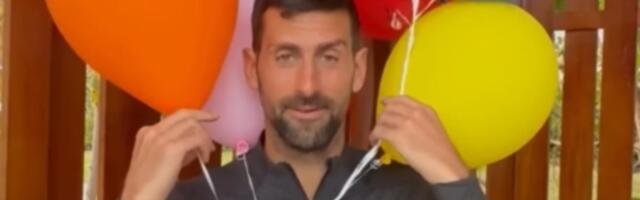 Novak se sakrio iza balona, pa na nekoliko jezika poslao čestitku: "Onima koji slave, srećan Božić"