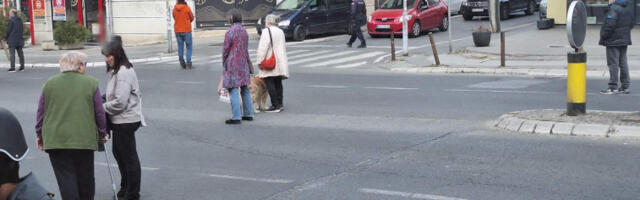 Две пензионерке и пас покушавају да направе блокаду у Београду