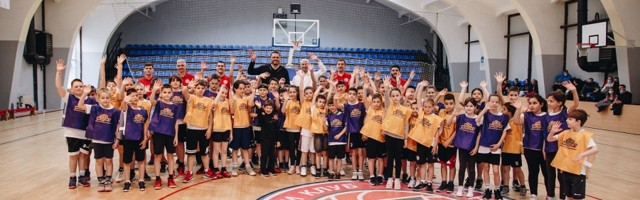 Rebrača i Jović na času košarke: Deco, sanjajte velike snove!