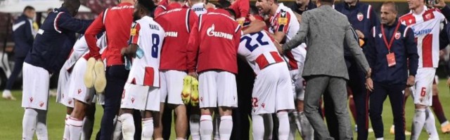 Igrači i navijači Zvezde zajedno proslavili plasman u LE! GRMI pesma Delija usred Rumunije /VIDEO/