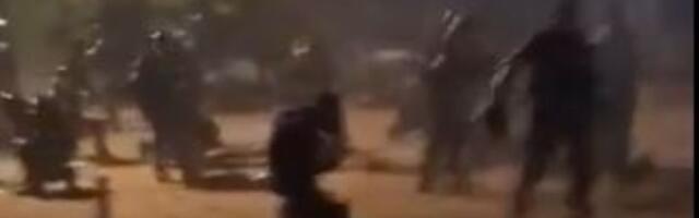 Policajci se guše od sopstvenog suzavca (VIDEO)