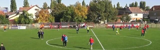 Tužna scena u srpskom fudbalu: Meč počeo, igrači ispucali loptu i samo seli na teren (FOTO, VIDEO)