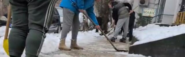 VIDEO Novosađani čistili sneg i led sa ulica: "Komunalci išli za nama i slikali se gde smo očistili"