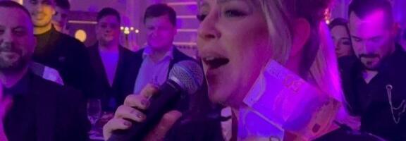 BAKA LUKE RADIVOJEVIĆA ODREŠILA KESU, LETE EVRIĆI PO RESTORANU! Pevačicu okitili parama na punoletstvu, DEVIZE JOJ ISPADAJU IZ HALJINE! (VIDEO, GALERIJA)