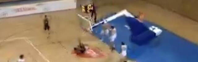 UŽAS U HRVATSKOJ! Košarkaš Splita zakucao, konstrukcija mu pala na glavu! (VIDEO)
