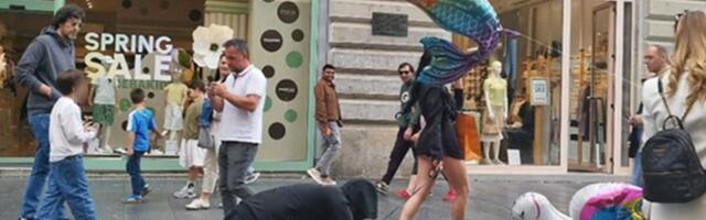 ŠOKANTAN PRIZOR U CENTRU BEOGRADA: Devojka u gaćama šeta dečka kao da je pas! Prolaznici zanemeli