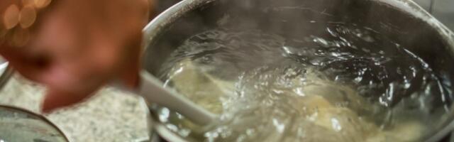 Bakin trik koji spašava ručak: Stavite ovo preko šerpe i ništa više neće pokipeti (FOTO)