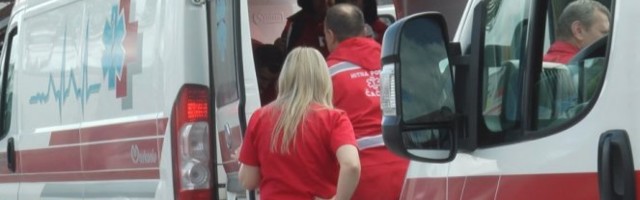 DRAMA U KRNJAČI! Stariji muškarac skočio kroz prozor sa drugog sparata, intervenisala Hitna pomoć!