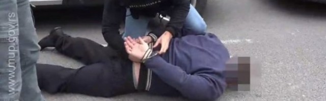 PIJAN NOŽEM NASRNUO NA OCA! Posle svađe ubo ga u grudi, policija HITNO REAGOVALA