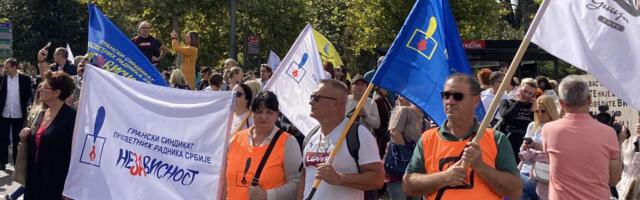 Počeo protest prosvetnih radnika ispred Skupštine Srbije (FOTO, VIDEO)