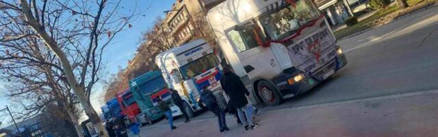Deda Mraz iz konvoja kamiondžija podelio dvadesetak paketića deci u Leskovcu i okolini (foto-video)
