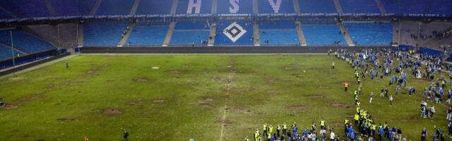 Ljudi se krste, navijači urnisali teren, napravili totalni haos (VIDEO/FOTO)