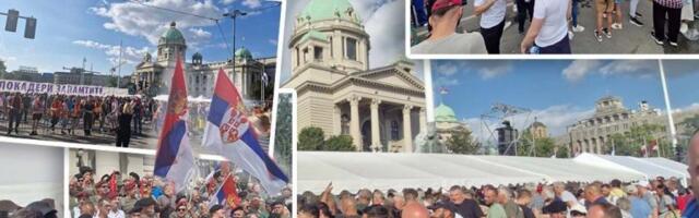 DOSTOJANSTVENO, PONOSNO, DOSTOJNO KOSOVSKOG ZAVETA! Završeno književno popodne ispred Skupštine! Vučević poručio Vučiću: "SVIRAJ KRAJ OBOJENOJ REVOLUCIJI"! (FOTO)