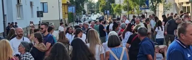 Građani protestovali ispred zgrade Policijske uprave Čačak, pristalice SNS se okupile ispred prostorija stranke