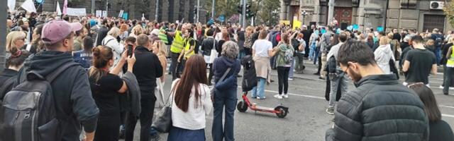 Protest ispred Vlade, traži se Zakon "Roditelj-negovatelj" (FOTO)