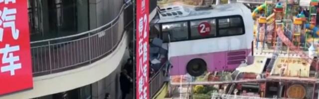 FOTO: Autobus "zaglavljen" u fasadi zgrade postao turistička atrakcija u Kini