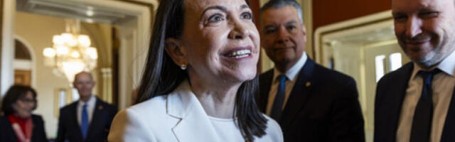 Мачадова уручила Трампу Нобелову награду за мир