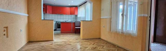 FOTO: Na prodaju atraktivna nekretnina u naselju 4. jul – dve kuće i pomoćni objekat