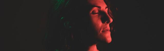 Da li zatvaranje očiju pomaže da bolje čujete?