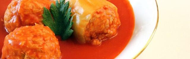 Punjene paprike u sosu od pelata: Domaći recept pun ukusa