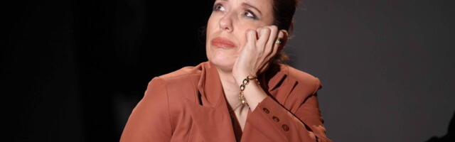 Nikada nisam do kraja zadovoljna i to je ono što me gura napred: Milica Zarić o ocu, ulogama i novoj predstavi "Naši roditelji"