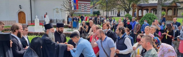 Mladi u Srbiji veruju patrijarhu, vojsci i Crkvi, većina protiv demokratije