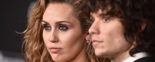 Verila se Majli Sajrus: Pevačica pokazala dijamantski prsten