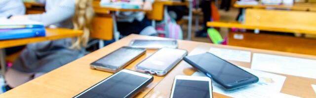 Zakon o zabrani telefona u školama, čak i na velikom odmoru: Zamazivanje očiju ili spasavanje dece?