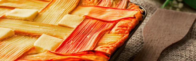 Brzi kolač sa rabarbarom i bademima: Savršen spoj sočnosti i osvežavajućeg ukusa