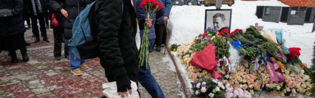 NIJE MOGLO BEZ INCIDENTA: Na obeležavanju dvogodišnjice smrti Navaljnog privedeno TROJE (FOTO)