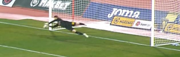 O NJEMU BRUJI CELA SRBIJA! POGLEDAJTE KAKO JE GOLMAN VOJVODINE ODBRANIO ČAK ČETIRI PENALA! Nesvakidašnja scena u srpskom fudbalu, Matija "zaključao gol"! VIDEO