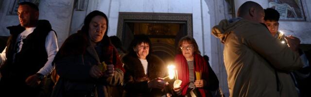 U Hramu Svetog Save vernicima podeljen Blagodatni oganj iz Jerusalima