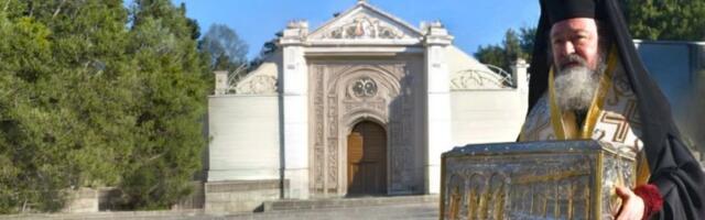 Mošti iscelitelja u crkvi blizu Beograda: Ruka Svetog Nektarija biće izložena dva dana