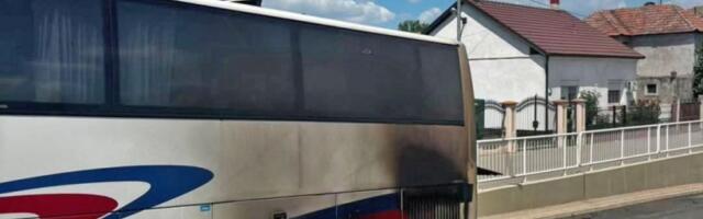 Zapalio se autobus u Inđiji: Vatra buknula iznenada kod motora (FOTO)